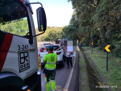 N. Laranjeiras: Carreta tomba na BR 277 e tem a carga saqueada.